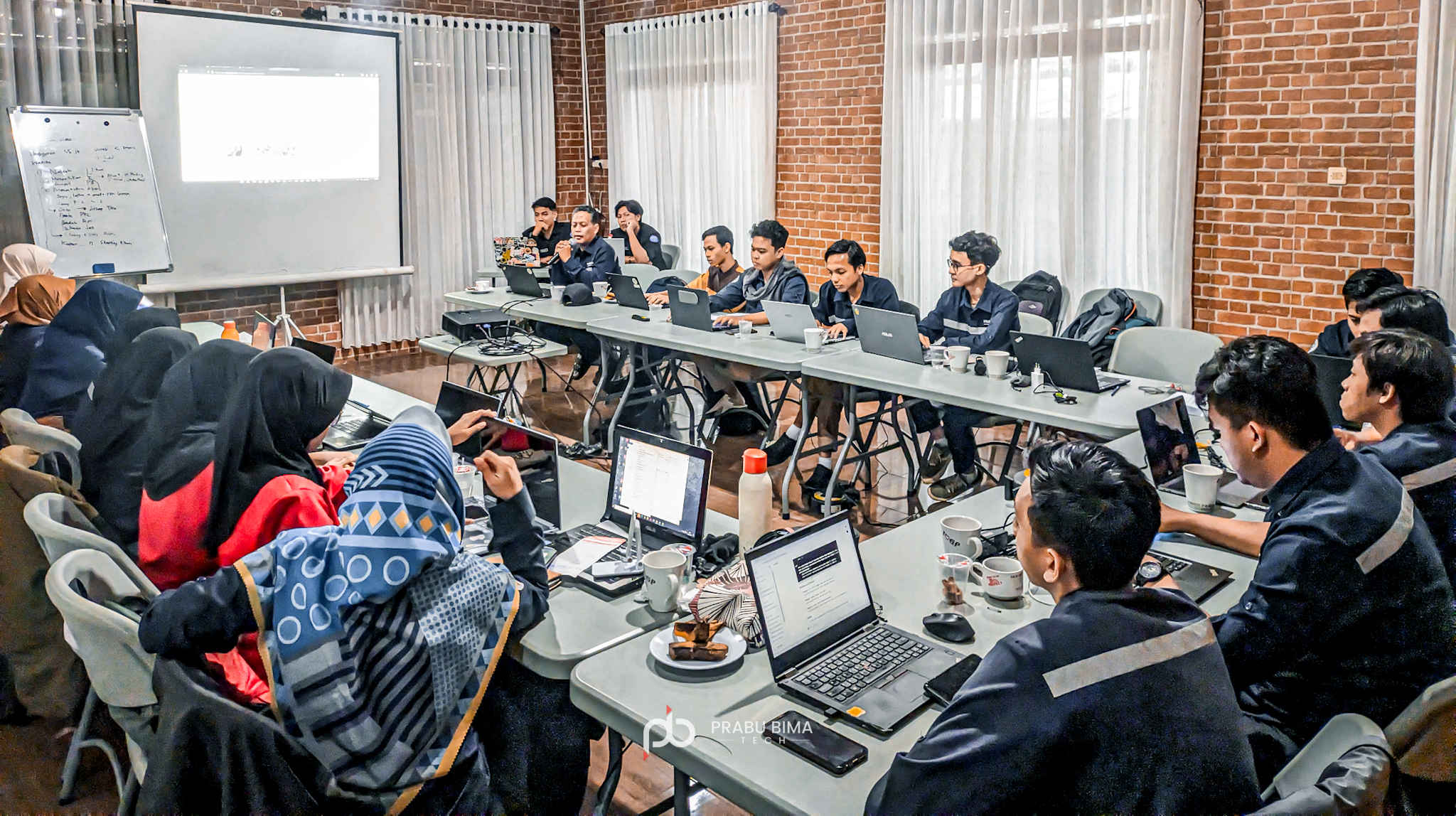 Presentasi Hasil Akhir Mahasiswa Magang Universitas Peradaban  dan Rapat Internal CV Prabubima Tech
